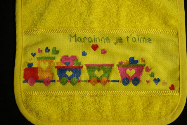 108-Bavoir brodé JAUNE
