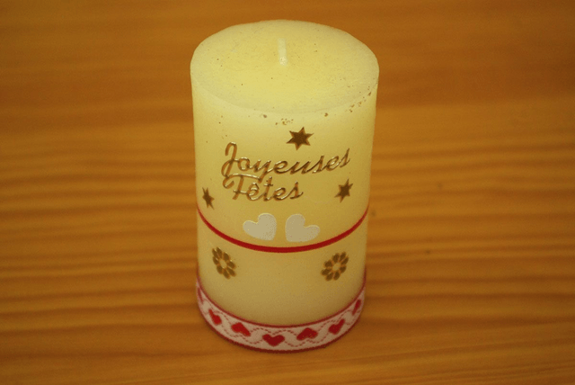 870.09-Bougie écrue "joyeuses fêtes" diam 5x8 cm