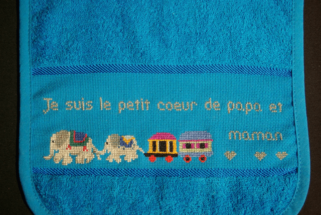 103-Bavoir brodé BLEU