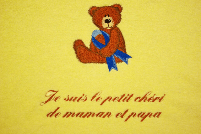 107-Bavoir  brodé JAUNE