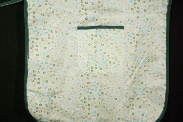 956-Tablier enfant vert à fleurs