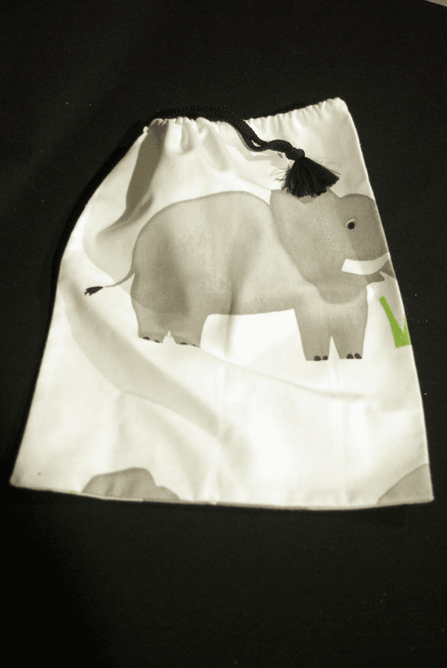 910.00-Sac à doudou &quot;éléphant&quot; L26 x H33 cm avec cordon