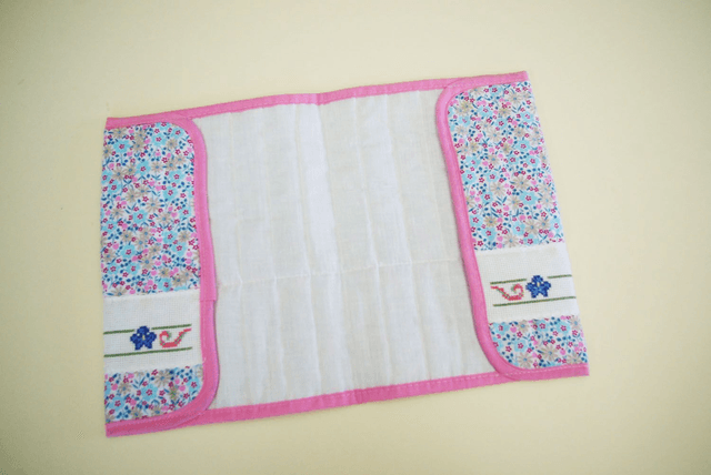 200.15-Protège carnet de naissance brodé à la main