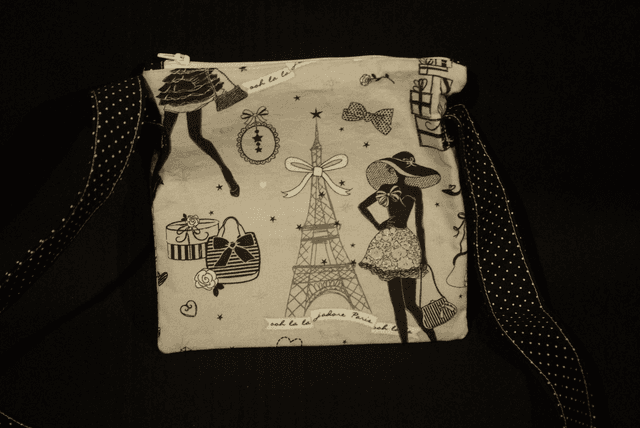 924-Sac bandoulière &quot;la robe noire&quot; L21 x H19 cm avec fermeture éclair