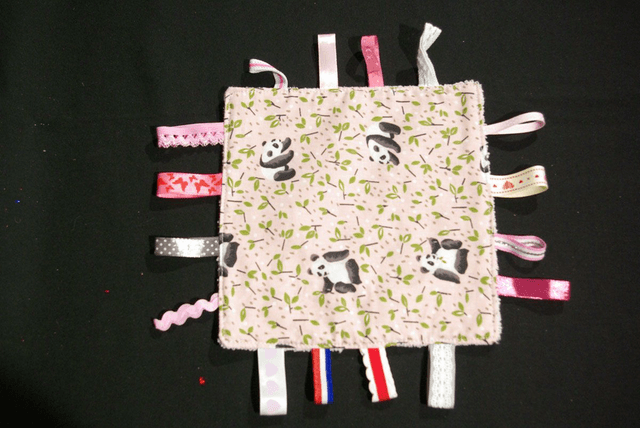 604-Doudou carré &quot;panda&quot; en coton et éponge 19x19 cm